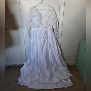 Women's vneck long sleeve lace bodice a line satin wedding dress XL/XXL NWT